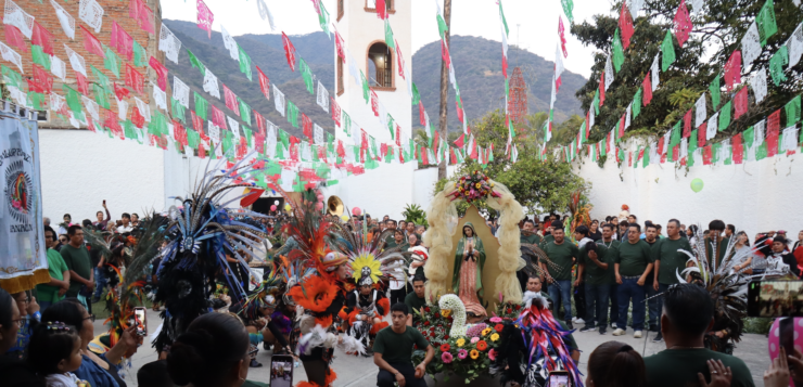 Ajijic community volunteers upgrade plaza decorations